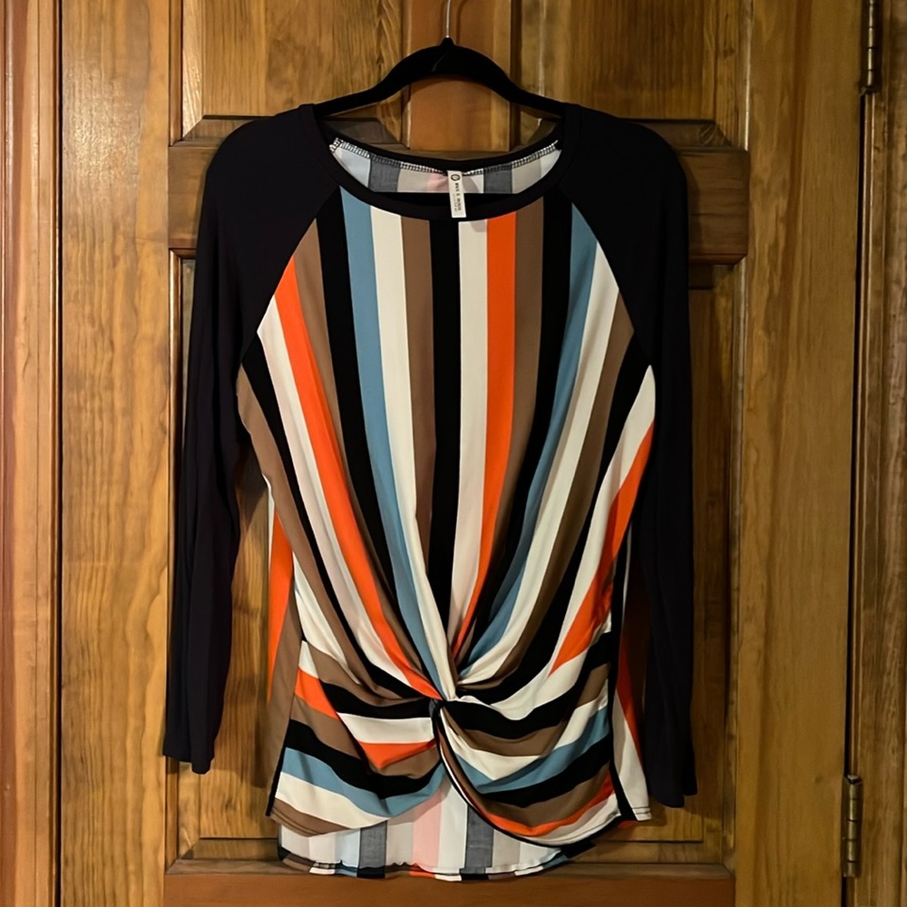 Long sleeve top with gathered detail. Size large.